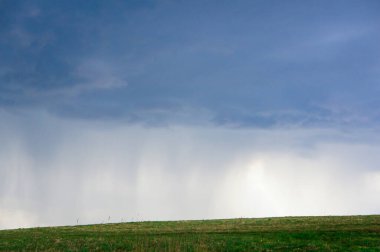 Tarlada yağmurlu bahar gök gürültülü bulutları