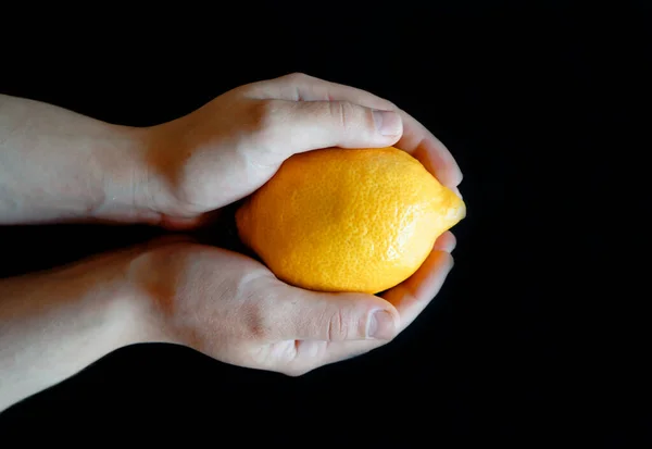 Mogen Citron Händerna Flicka Svart Bakgrund Med Plats För Din — Stockfoto