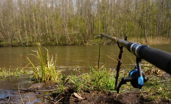 Pêche Sur Rivière Canne Pêche Tient Sur Une Fronde Fortune — Photo