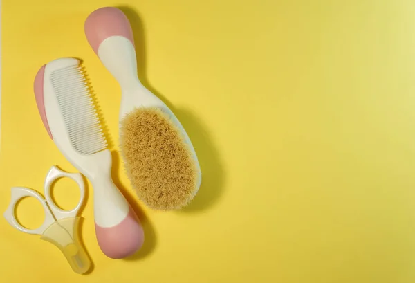 Scheren Kamm Und Pinsel Für Neugeborene Und Kinder Auf Gelbem — Stockfoto