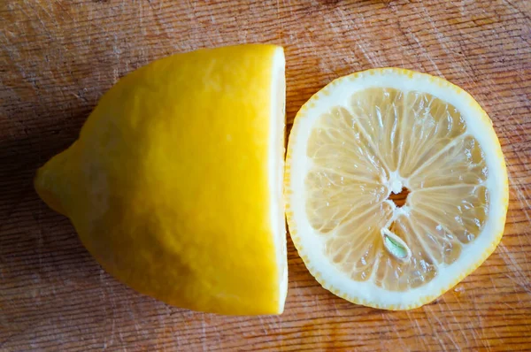 Лимон Разделочной Доске Ломтиками — стоковое фото