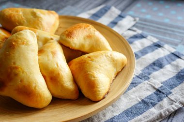  Tahta tabakta ev yapımı kırsal turtalar. Ev yemeği kavramı.