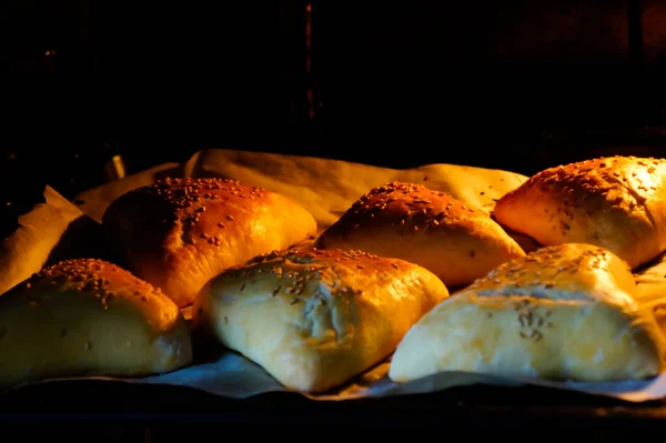 Bolos Caseiros Cozidos Forno Uma Assadeira Tortas Com Batatas Repolho — Fotografia de Stock