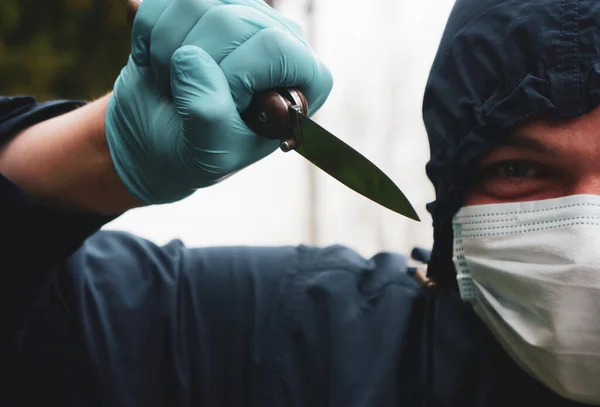 Zločin Během Koronaviru Lupič Lékařské Masce Drží Nůž Rukavicích Drogově — Stock fotografie