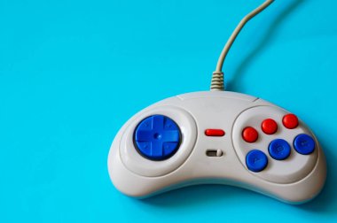 Bir oyun konsolu için klasik denetleyici mavi arkaplan üzerinde bir adamın ellerinde metin için yer var