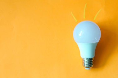 Metniniz için sarı zemin üzerinde modern kurşun ampul