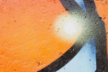 Çok renkli beton bir duvarın dokusu boyayla kaplı.