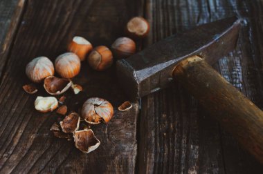 Tahta bir masaya fındık sokan klasik bir inşaat çekici.