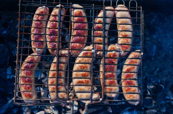 Pequenas Salsichas Quentes Deitadas Uma Grade Quente Lado Umas Das — Fotografia de Stock