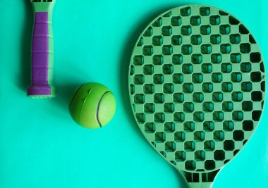  badminton toplu, raket renkli arka planda metin, eğlence ve spor konsepti için yer var.