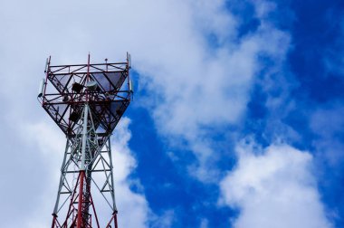 Telekomünikasyon kulesi gökyüzüne karşı Anten / Teknoloji GSM telekomünikasyon kulesi (5G, 4G, 3G)