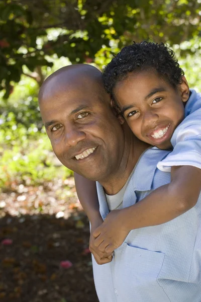 Afroamericanos padre e hijo pasando tiempo juntos . —  Fotos de Stock