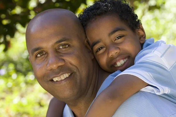 Afroamericanos padre e hijo pasando tiempo juntos . — Foto de Stock