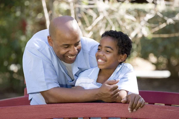 Afrikaanse Amerikaanse vader en zoon tijd samen doorbrengen. — Stockfoto