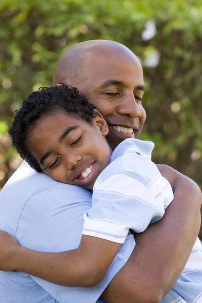 Afroamericanos padre e hijo pasando tiempo juntos . —  Fotos de Stock