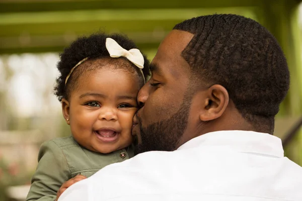Padre afroamericano sosteniendo a su hija . — Foto de Stock
