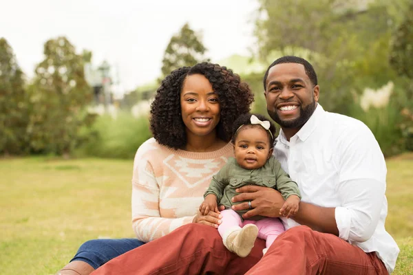 그들의 아기와 함께 행복 한 아프리카계 미국인 가족. — 스톡 사진
