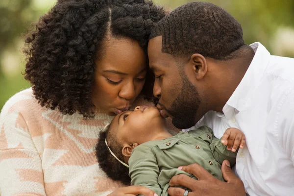 Felice famiglia afroamericana con il loro bambino . — Foto Stock