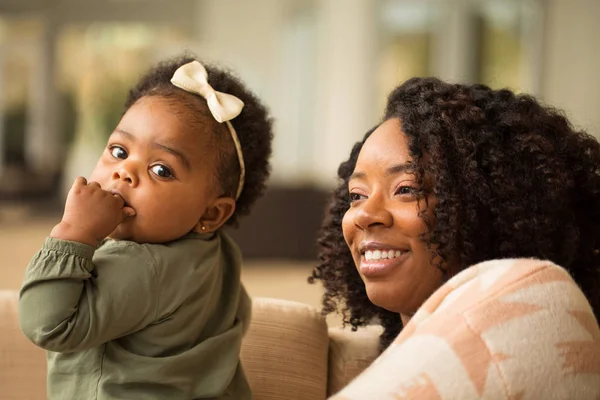 Feliz madre afroamericana y su hija . —  Fotos de Stock