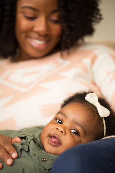 Felice madre afroamericana e sua figlia . — Foto Stock