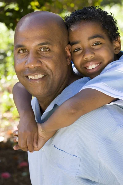 非洲裔美国父亲和儿子在一起的时间. — 图库照片