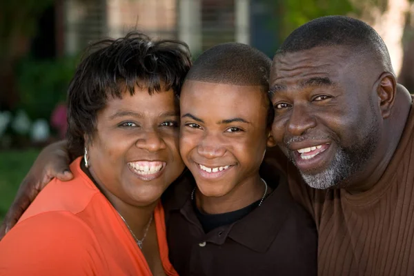 Afrikanisch-amerikanische Großeltern und ihr Enkel. — Stockfoto