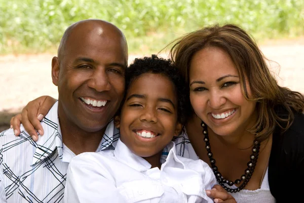 Porträtt av glad mångkulturell familj leende. — Stockfoto