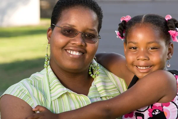 Bir Afrikalı-Amerikalı anne ve kız portresi. — Stok fotoğraf