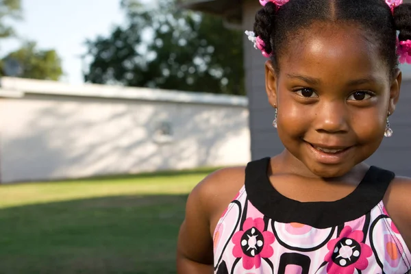 Portret van een gelukkig Afrikaans Amerikaans meisje. — Stockfoto