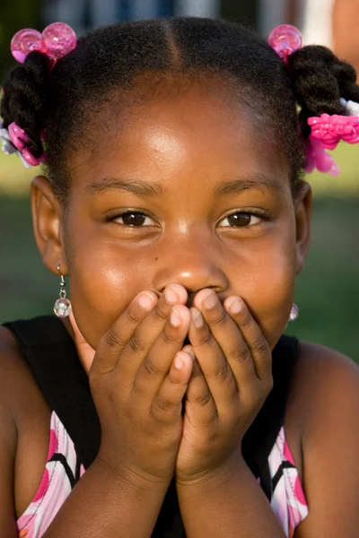 Портрет счастливой африканской американской маленькой девочки. — стоковое фото