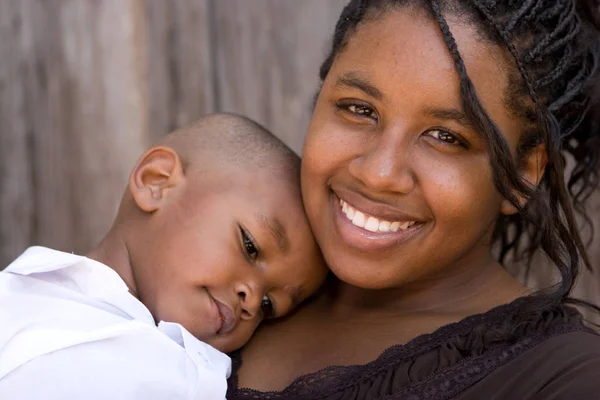 Afro-americano adolescente mãe e seu filho . — Fotografia de Stock