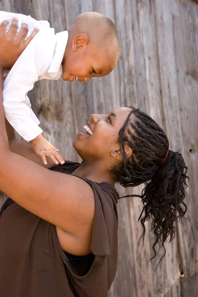 非洲裔美国少女妈妈和她的儿子. — 图库照片