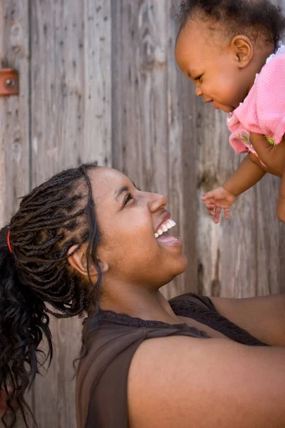 Afroamericana adolescente madre y su hija . — Foto de Stock