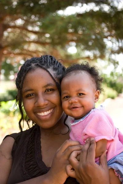 Αφρικανική αμερικανική εφηβική μητέρα και κόρη. — Φωτογραφία Αρχείου