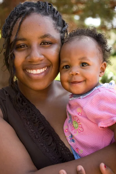 Afrikanisch-amerikanische Teenager-Mutter und ihre Tochter. — Stockfoto