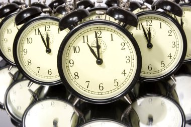 Birden fazla retro çalar saatler üzerinde beyaz izole.