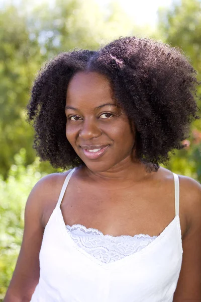 Fiduciosa donna afroamericana fuori in un giardino . — Foto Stock