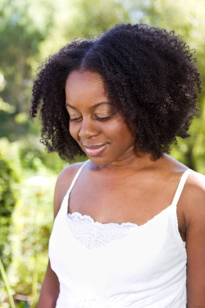 Fiduciosa donna afroamericana fuori in un giardino . — Foto Stock