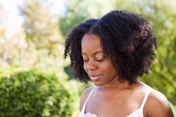 Femme afro-américaine confiante dehors dans un jardin . — Photo