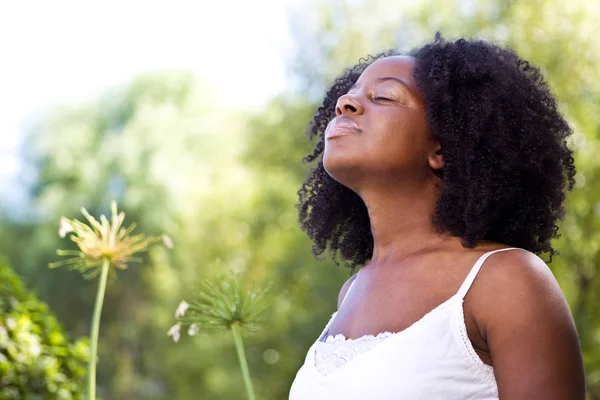 Fiduciosa donna afroamericana fuori in un giardino . — Foto Stock