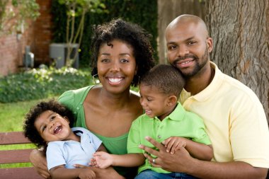 Onların bebek ile mutlu bir Afro-Amerikan Aile.