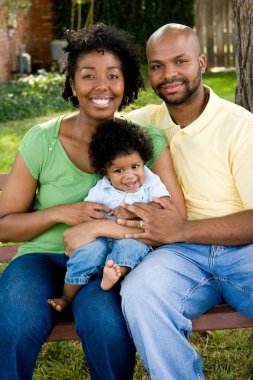 Onların bebek ile mutlu bir Afro-Amerikan Aile.