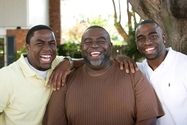Afrikanisch-amerikanischer Vater und seine erwachsenen Söhne. — Stockfoto