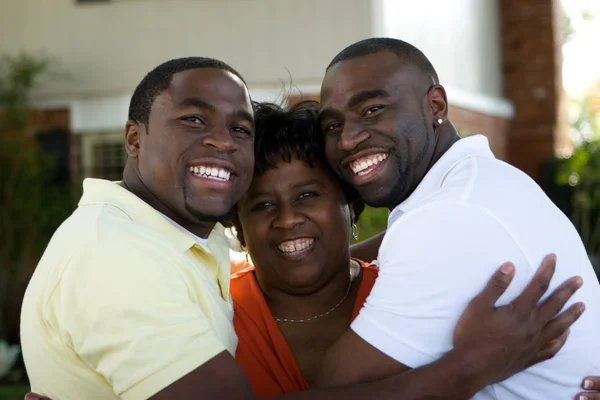 Afro-Amerikaanse moeder en haar volwassen zonen. — Stockfoto