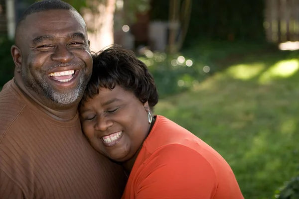 Mature couple afro-américain rire et câlins . — Photo