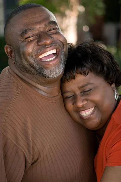 Mature couple afro-américain rire et câlins . — Photo