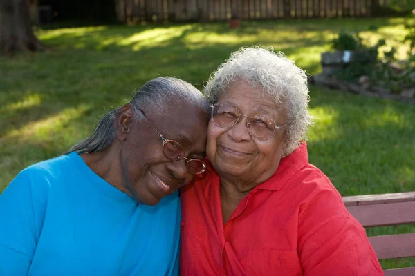 Feliz madura afroamericana hermanas riendo y sonriendo . — Foto de Stock