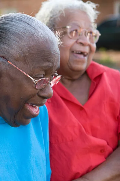 Feliz madura afroamericana hermanas riendo y sonriendo . — Foto de Stock