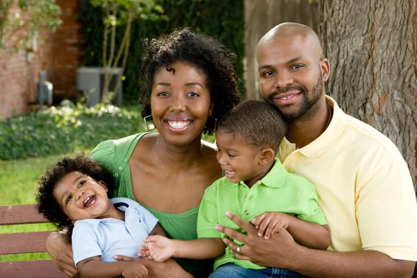 Ευτυχισμένη οικογένεια στην αφρικανική αμερικανική με το μωρό τους. — Φωτογραφία Αρχείου