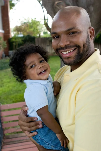 Afrikalı-Amerikalı babası ve onun küçük oğlu. — Stok fotoğraf